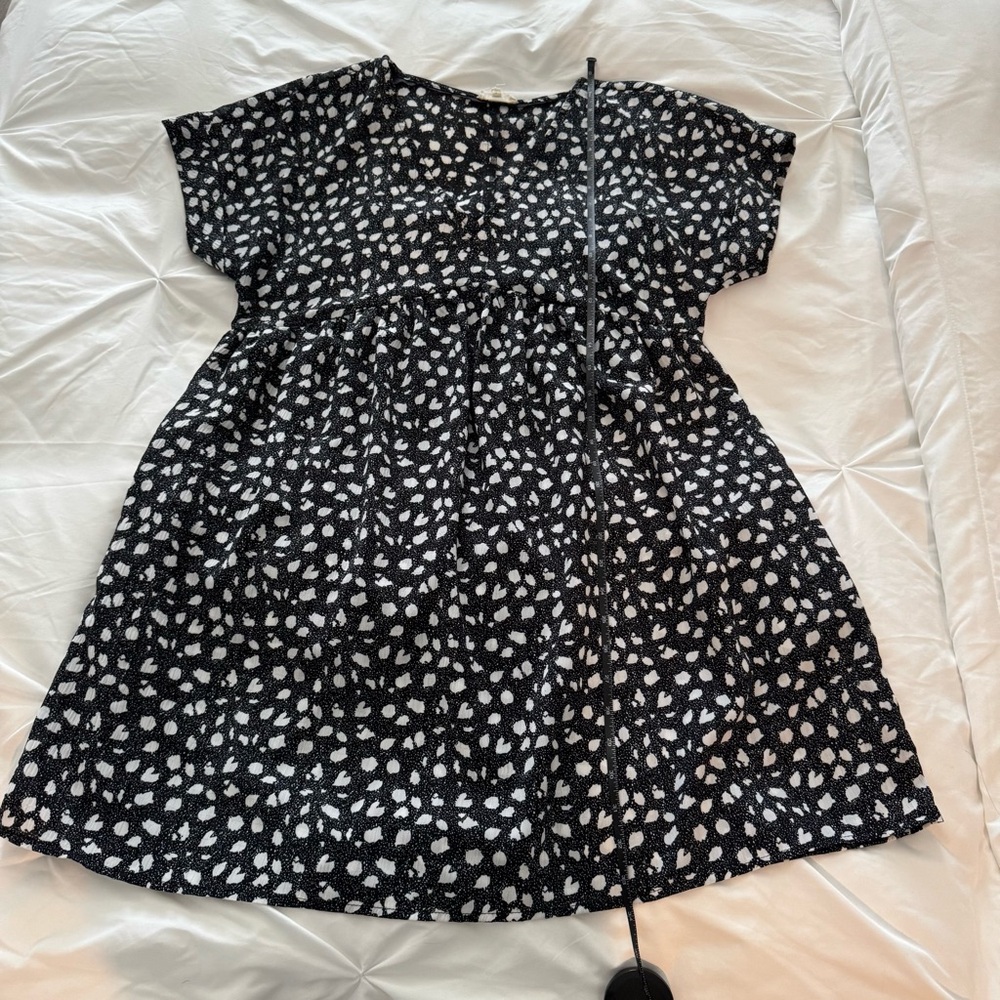 Black and white light weight v neck dress - Picture 4 of 14